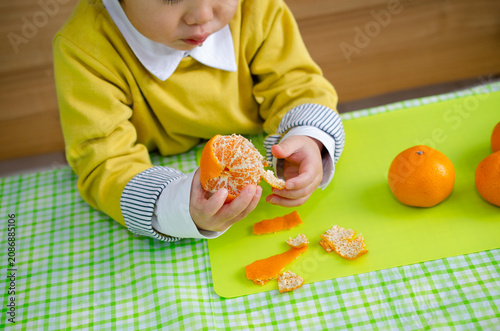 みかんを食べる子供