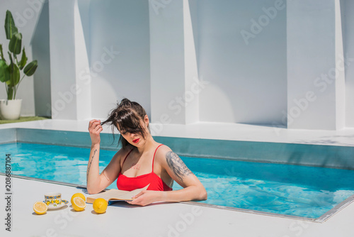 Fotografie Serene summer atmosphere of a luxury resort getaway, beautiful young woman immer