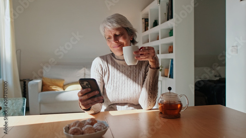 Tableau sur toile Cozy Morning Tea With Phone At Home