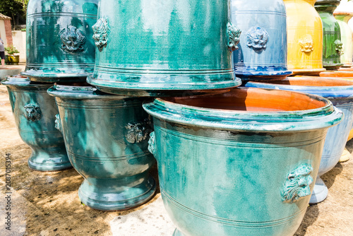 Poteries, vases en terre cuite et vernissées, spécialité artisanale cévenole. Pots d'ornement traditionnels d'Anduze très colorés.