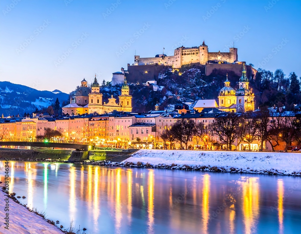 Fototapeta premium Salzburg Skyline at Dusk.