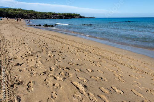 фотографія Curve of the sandy shoreline meeting the blue ocean at Hapuna Beach State Park o