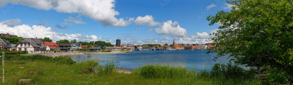 Fototapeta premium Stadtpanorama Sonderborg (Sonderburg) am Als Sund, Dänemark