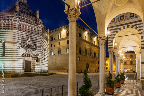 Cuadro en lienzo Pistoia Duomo Square from the Loggia to the Baptistery