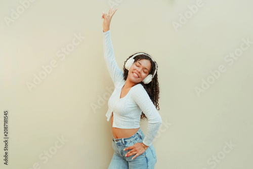 Foto Young woman enjoying music with headphones smiling brightly