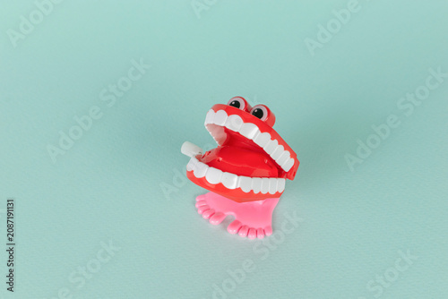 Konstfotografi Playful Red Wind-Up Chattering Teeth Toy on a Mint Green Background