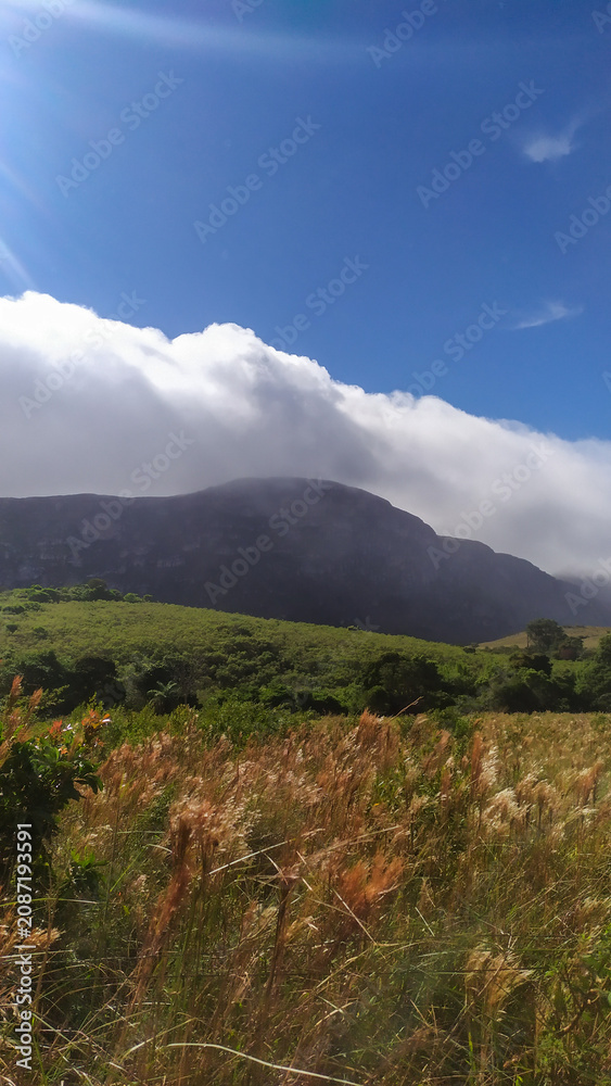 Obraz premium Towering mountains and pristine waterfalls make the Espinhaço Mountain Range one of Brazil's most remarkable natural landscapes.