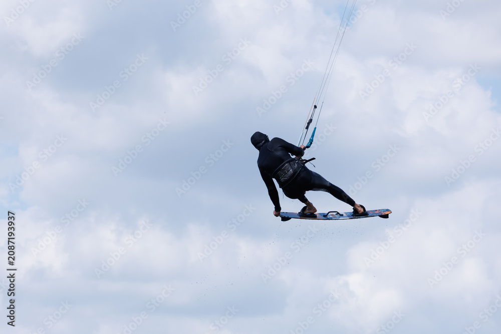 Fototapeta premium akrobacje na desce do kitesurfingu na zalewie Mietkowskim DOLNYŚLĄSK