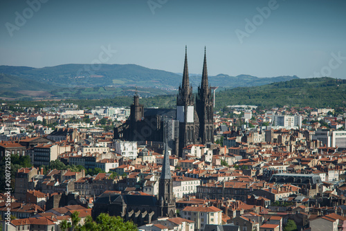 Foto prise de vue de la ville de Clermont-Ferrand et de la Cathédrale Notre Dame de l'Assomption, en pierre volcanique noire