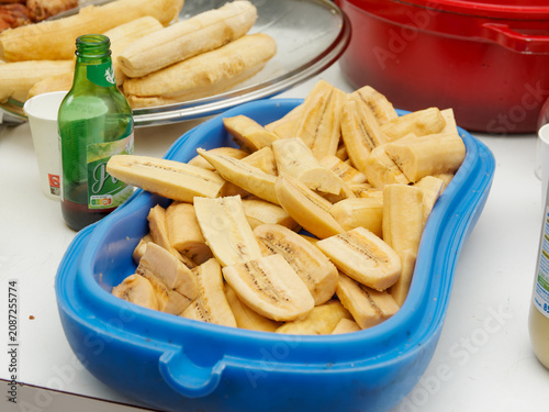 Bananes épluchées préparées en grande quantité pour un buffet, un traiteur ou une réception événementielle