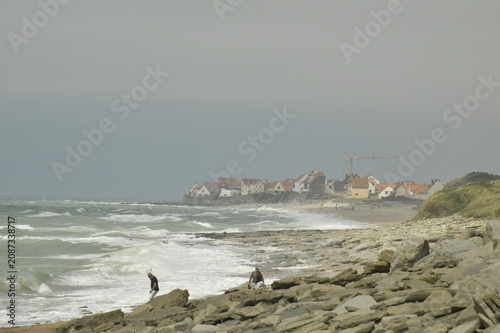 Obraz na płótnie Déferlantes et écumes près du village des pêcheurs d'Audresselle en Côte d'Opale