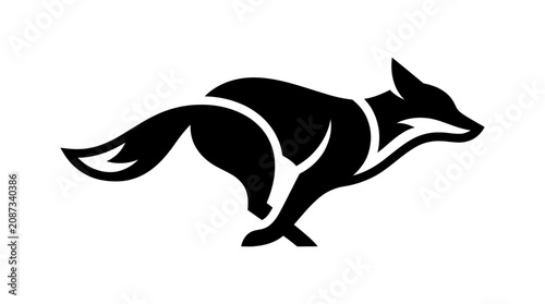 Foto Black Fox Silhouette Running Fast.