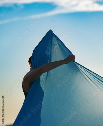 Fotografie Figuras en contraluz con tela azul