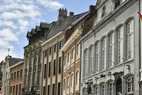 Принти на полотні L'architecture des façades à fronton parfois en style baroque au centre historiq