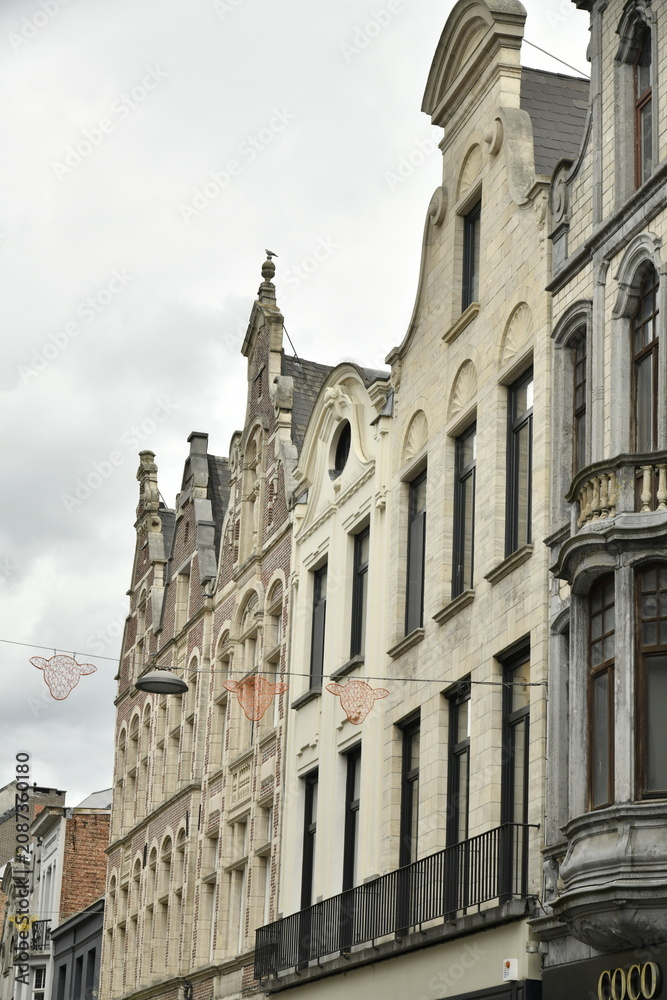 Obraz premium L'architecture des façades à fronton parfois en style baroque au centre historique de Lierre (Lier-Antwerpen)
