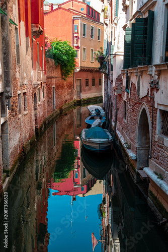 Cuadro en lienzo Traditional boat moored along a narrow canal in historic Venice, Italy