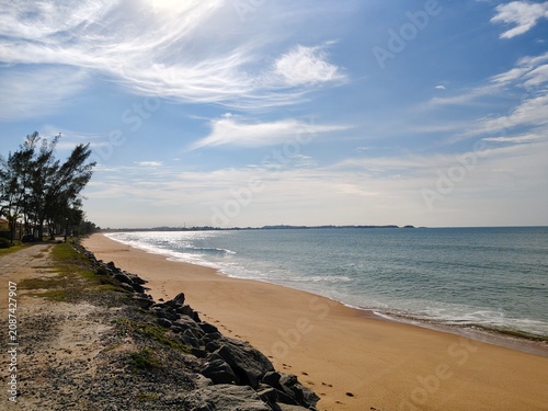 Konstfotografi Paisagem litorânea e faixa de areia sob sol intenso na Praia do Abricó em Rio da