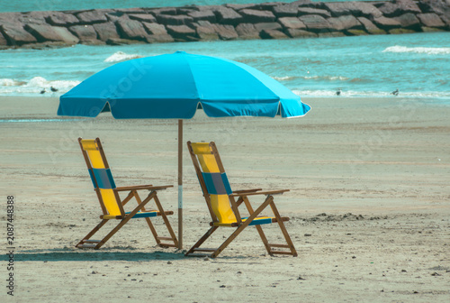Fotografía GALVESTON, TEXAS, USA: Two empty yellow canvas beach lounge chairs and a bright