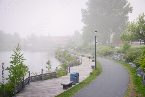 Fotografía Atmospheric Foggy Morning on Lac Osisko Boardwalk in Rouyn-Noranda