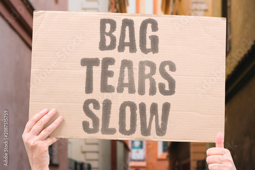 Quadro su tela "Bag tears slow" The material is giving way gradually