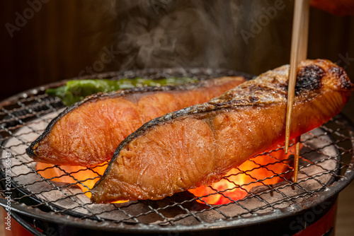 鮭を炭火で焼く