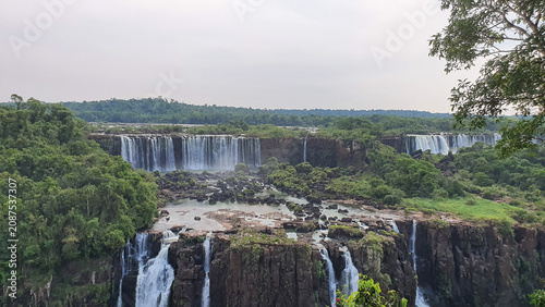 Schilderij op canvas Panoramic view of Iguazu Falls cascades and jungle landscape.
