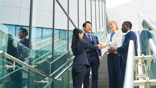 Fotografía A group of multinational businesspeople shaking hands in the lobby