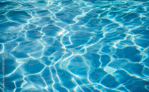 Canvastavla Patrón de reflejos solares sobre el agua cristalina de una piscina azul, fondo a