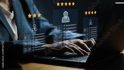 Foto HR manager evaluating employee performance through a digital rating interface with customer reviews, talent assessment, recruitment analysis, performance management, and workforce evaluation
