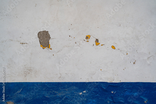 Cuadro en lienzo Pared de concreto blanco y azul con pintura descascarada y textura envejecida