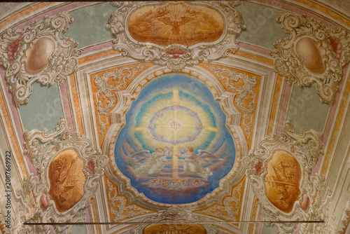 Foto Art and decorations and architecture inside the catholic church of Saint Anne, G