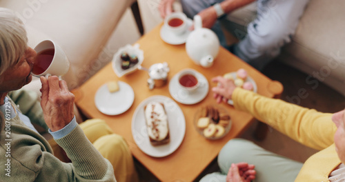 Fotografía Senior, hands and friends with tea party in house for social gathering, supportive community or chat