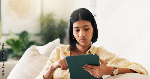 Cuadro en lienzo Tablet, research and woman on sofa in home with connection, news update or social media
