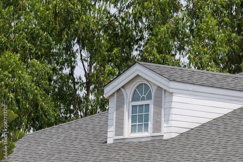Canvastavla Classic American-style roof dormer with shuttered window