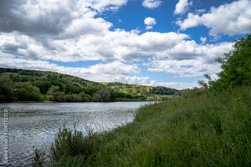 Das Licht tanzte über den Hang, während die Wolken ihre Schatten langsam über die Reben schoben. Die Mosel wirkte wie ein Spiegel, der Himmel und Landschaft zu einem einzigen Gemälde verschmelzen ließ