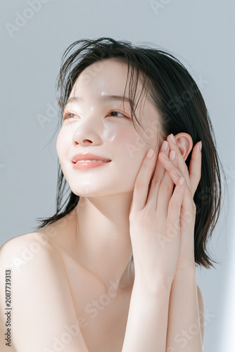 透明感とツヤのあるきらめく美しい白い肌の女性。 美容、スキンケア、広告素材