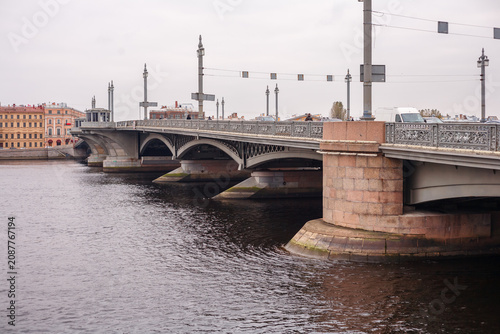 Tableau sur toile Cast Iron Bridge Over the Neva River in Saint Petersburg, Russia