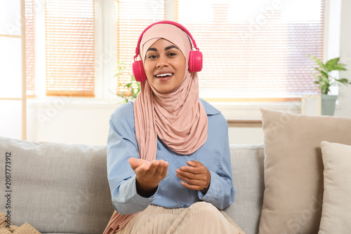 Young Muslim woman in headp...