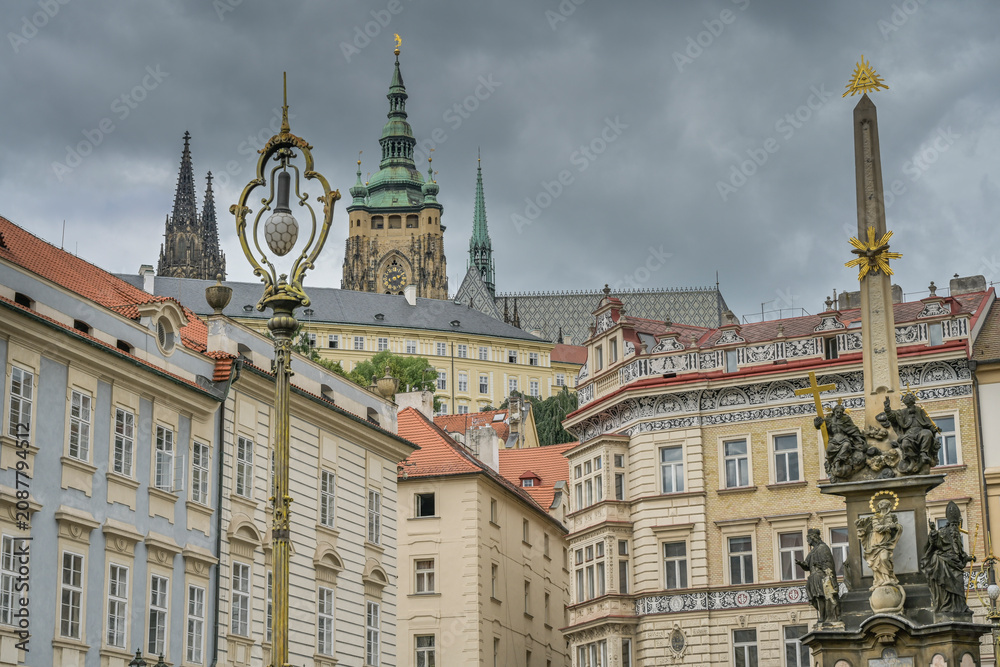 Obraz premium Wohnhäuser, Platz, Malostranske nam, Pestsäule, hinten der Hradschin, Burg, Kleinseite Mala Strana, Prag, Tschechien