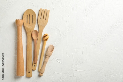 Valokuva Natural Wooden Kitchen Utensils Arrangement On White Surface.