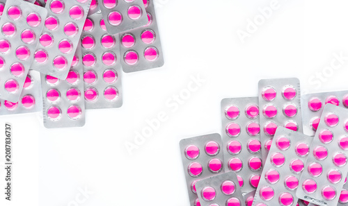 Bild auf Leinwand Pink tablet pills in blister pack isolated on white background