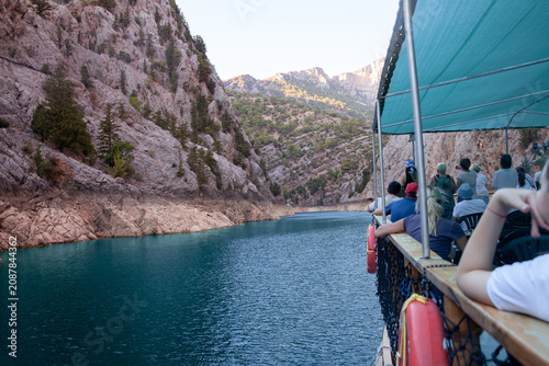 Cuadro en lienzo Tourist boat cruising through Green Canyon, Turkey, with emerald waters and clif