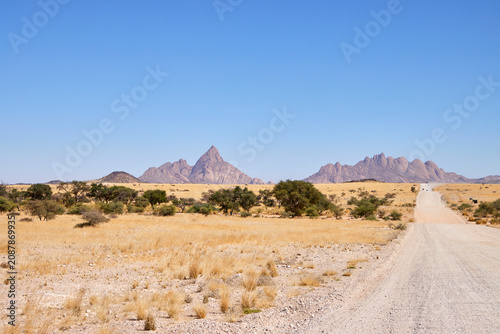 Bild auf Leinwand Schotterstraße vor Bergkulisse an der Spitzkoppe
