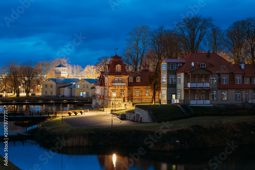 Foto Illuminated Kuressaare Kuursaal reflecting in the castle moat at night