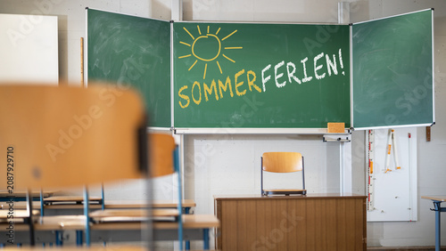 ferien in deutscher schule - grüne schultafel kreidetafel schule tafel mit dem wort text: sommerferien