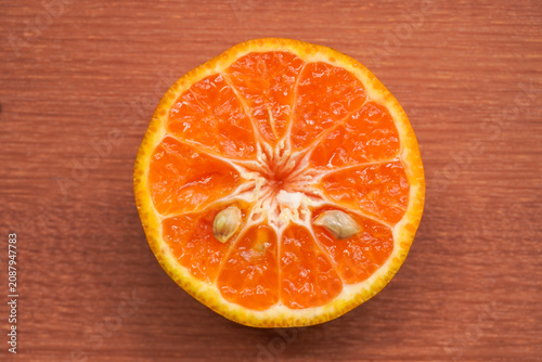 Foto slice of orange on wooden background