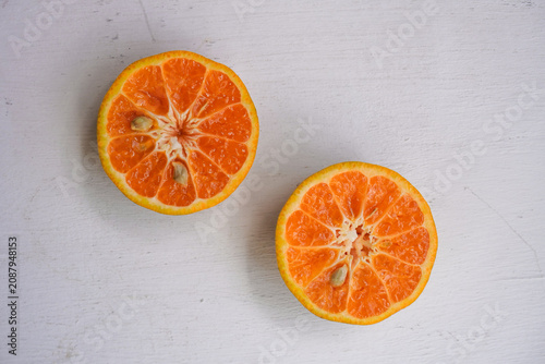 Fotografía Slices orange on the white table