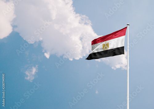 Foto Egypt national flag waving in sky with long mast.