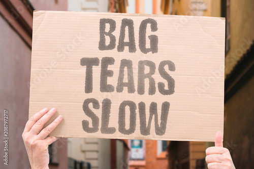 Foto "Bag tears slow" The material is giving way gradually