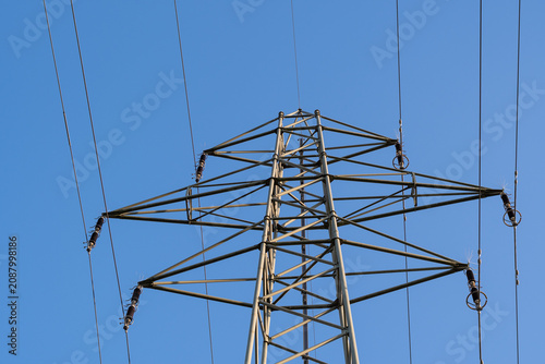 Hochspannungsmast vor blauem Himmel – Stromnetz und Energieversorgung